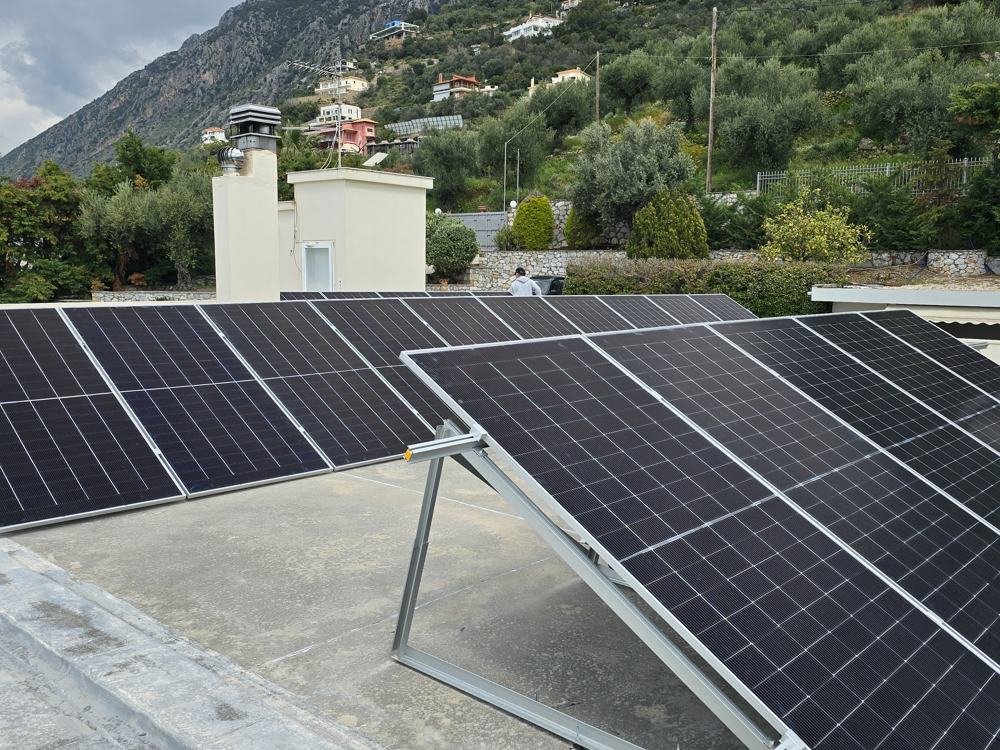 Φωτοβολταϊκό σε ταράτσα με θέα στο βουνό